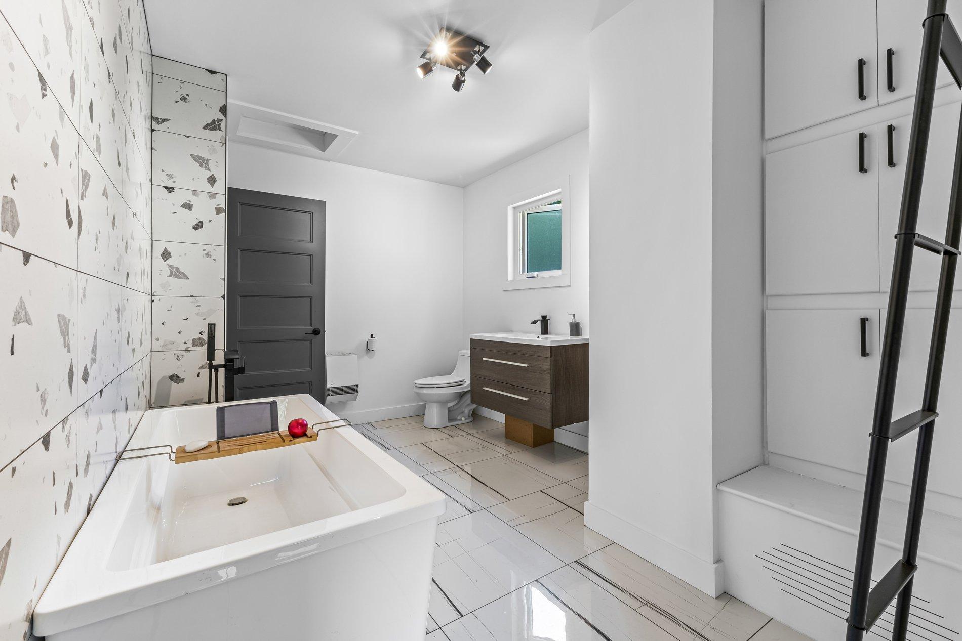 









1216


Rue St-Camille

,
Saint-Jérôme,




QC
J5L2K7

