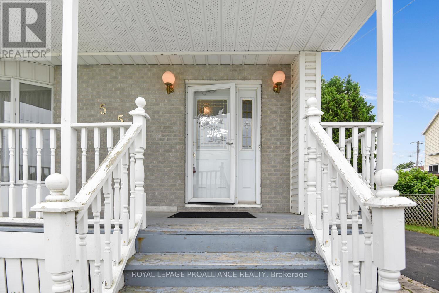 












556 MIDDLE STREET

,
Edwardsburgh/Cardinal,




Ontario
K0E1E0


