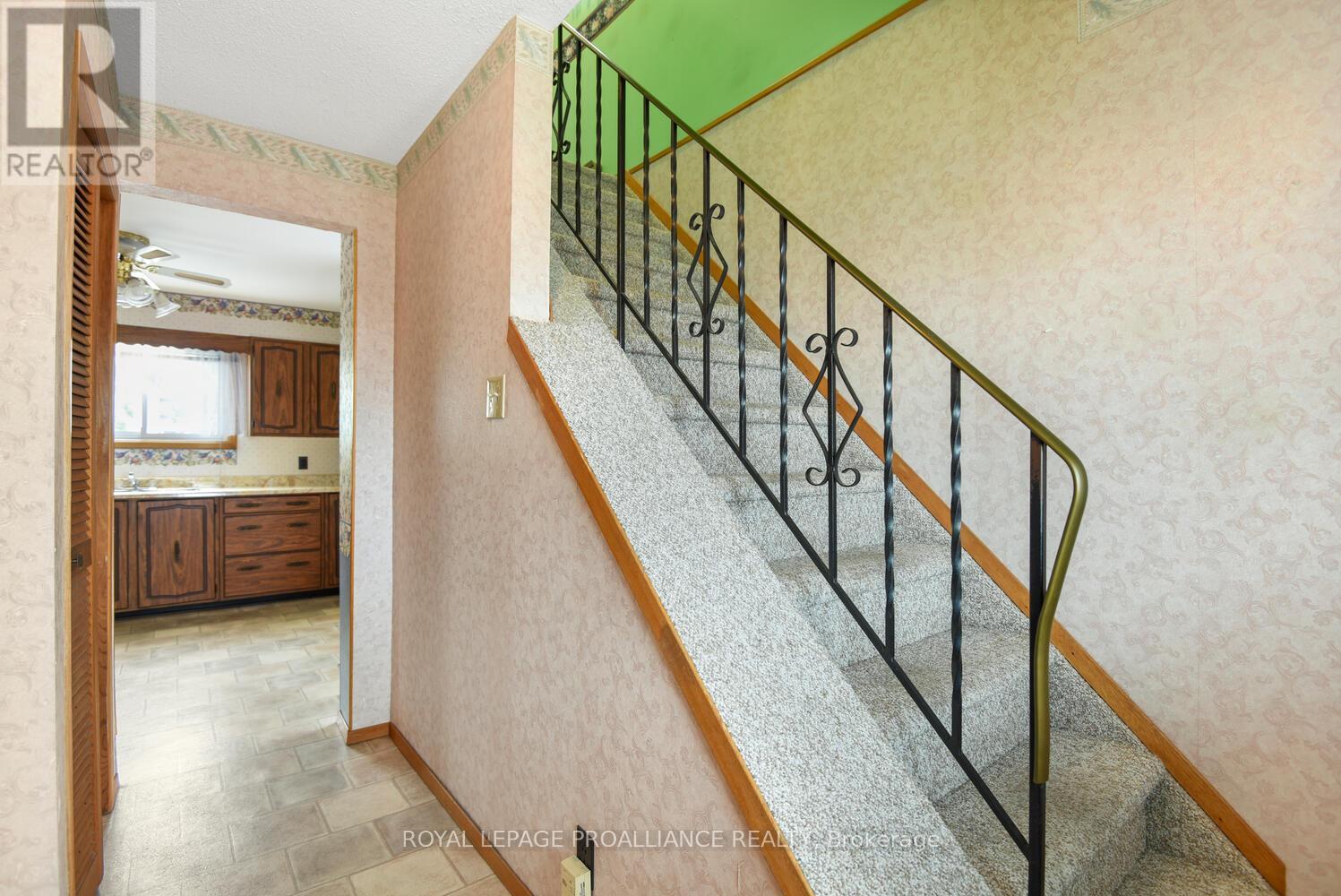 












556 MIDDLE STREET

,
Edwardsburgh/Cardinal,




Ontario
K0E1E0

