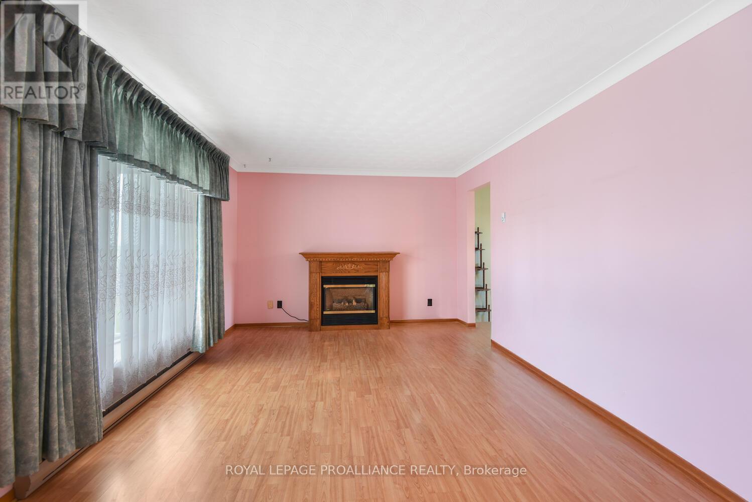 












556 MIDDLE STREET

,
Edwardsburgh/Cardinal,




Ontario
K0E1E0

