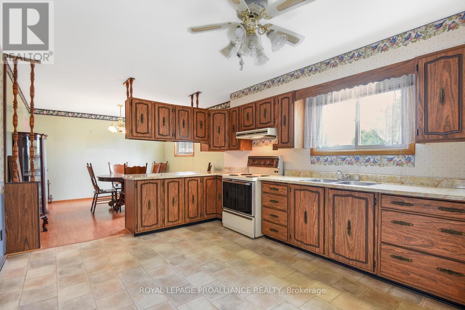 












556 MIDDLE STREET

,
Edwardsburgh/Cardinal,




Ontario
K0E1E0

