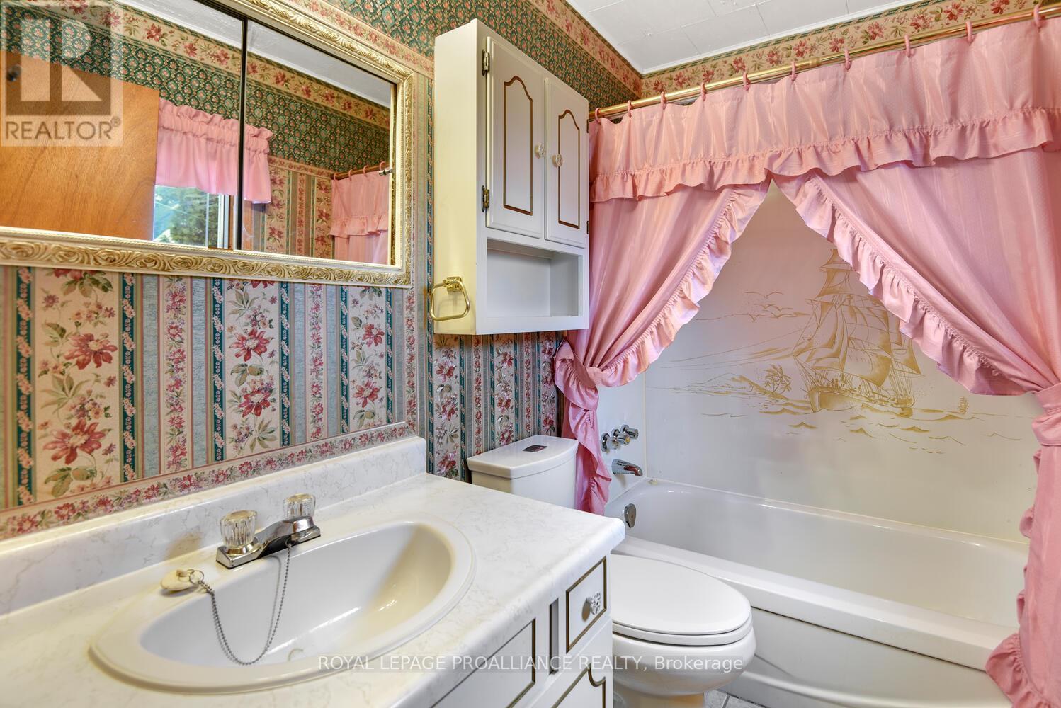 












556 MIDDLE STREET

,
Edwardsburgh/Cardinal,




Ontario
K0E1E0

