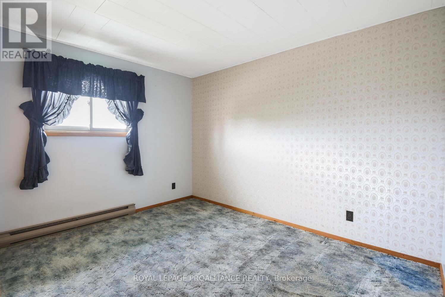 












556 MIDDLE STREET

,
Edwardsburgh/Cardinal,




Ontario
K0E1E0

