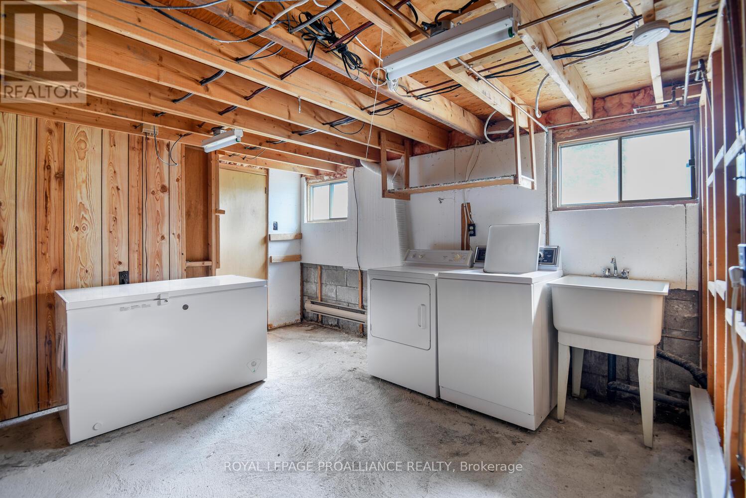












556 MIDDLE STREET

,
Edwardsburgh/Cardinal,




Ontario
K0E1E0

