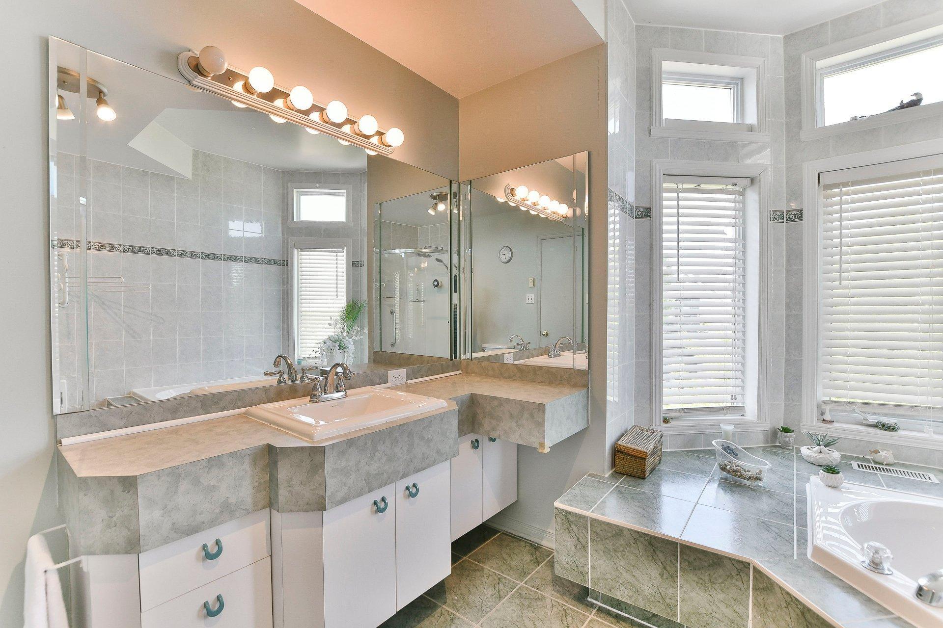 









537


Rue Sauvalle

,
Laval (Sainte-Dorothée),




QC
H7X3M9

