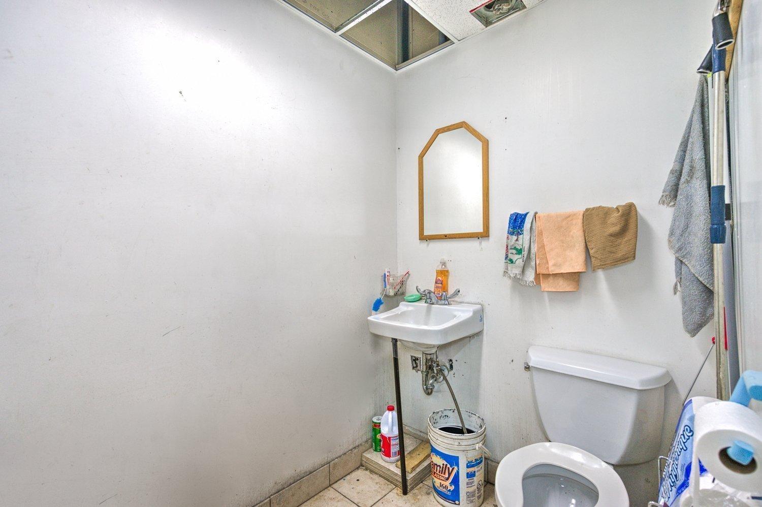 









5831


Ch. de la Côte-des-Neiges

,
Montréal (Côte-des-Neiges/Notre-Dame-de-Grâce),




QC
H3S1Z2


