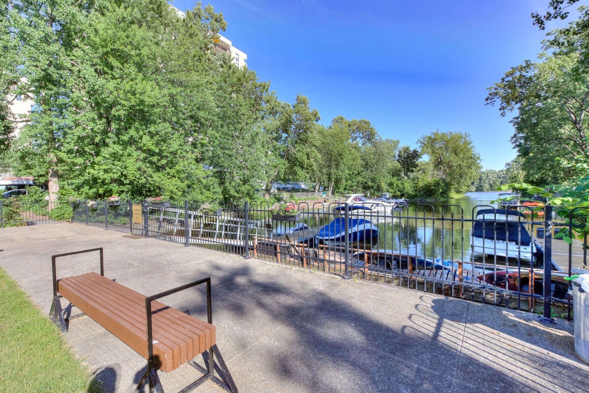









2555


Av. du Havre-des-Îles

, 1507,
Laval (Chomedey),




QC
H7M4R4

