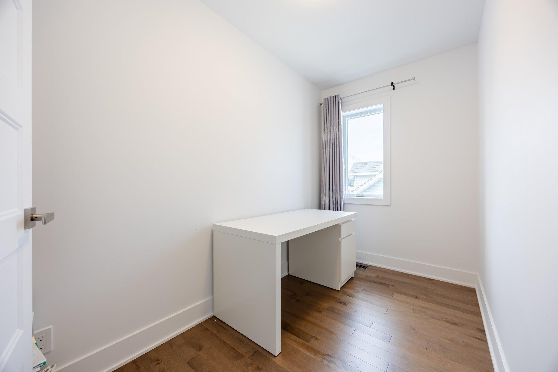 









5749


Rue Alain

,
Brossard,




QC
J4Z1H3

