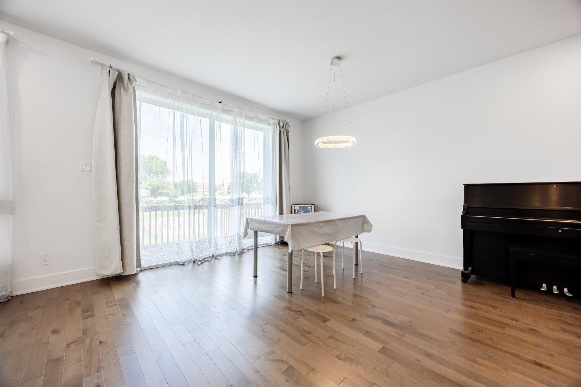 









5749


Rue Alain

,
Brossard,




QC
J4Z1H3

