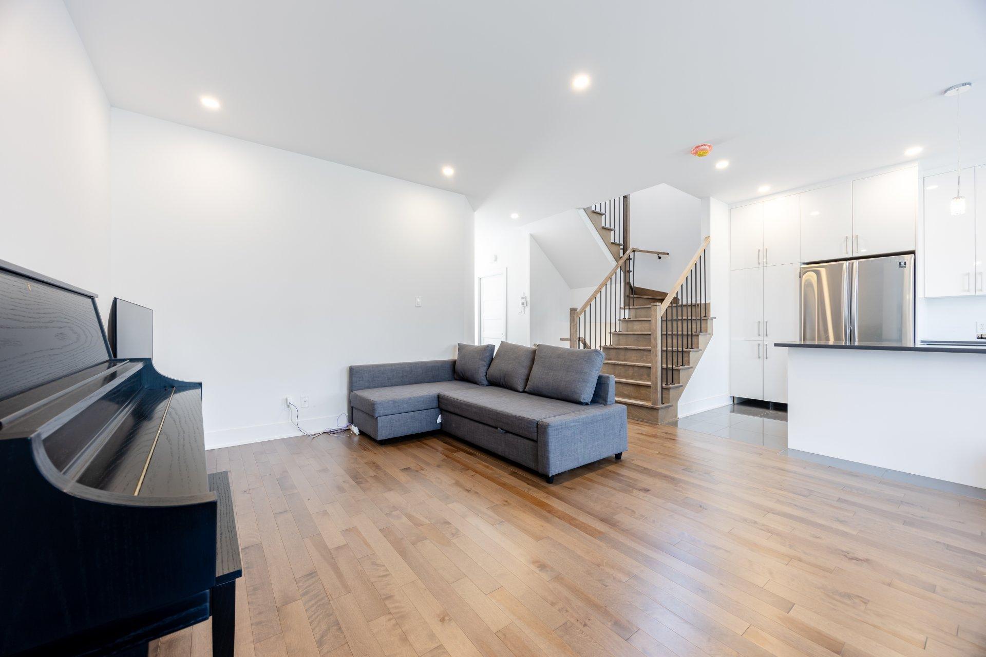 









5749


Rue Alain

,
Brossard,




QC
J4Z1H3

