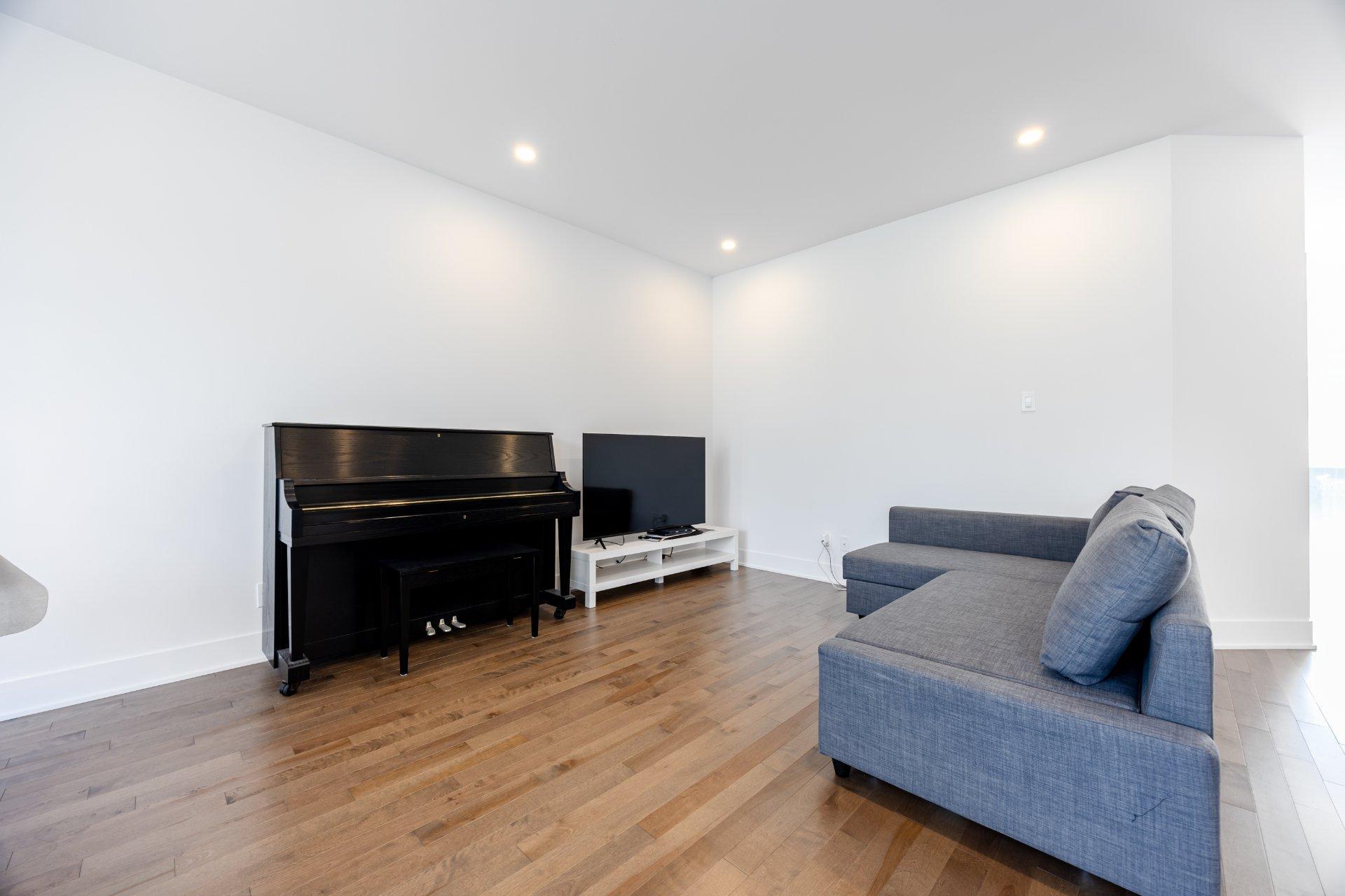 









5749


Rue Alain

,
Brossard,




QC
J4Z1H3

