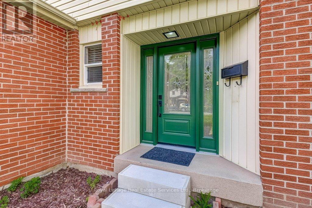 












1225 CONSORT CRESCENT

,
Burlington (Palmer),




Ontario
L7M1J8

