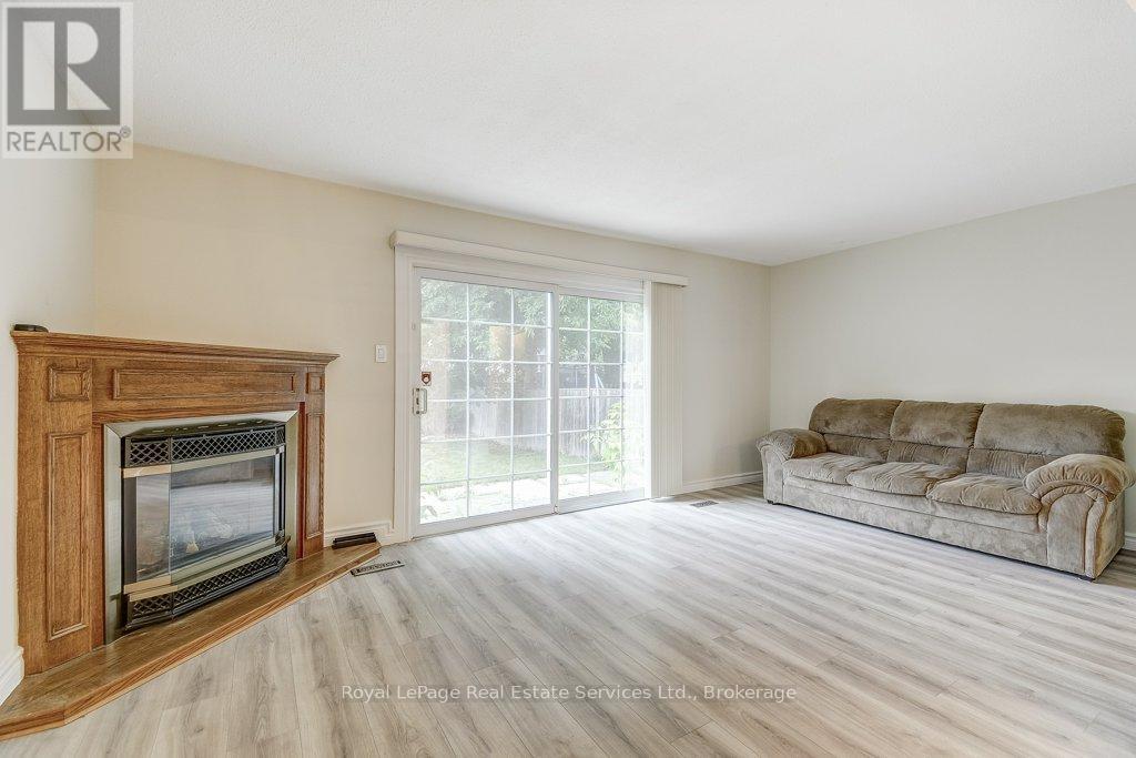 












1225 CONSORT CRESCENT

,
Burlington (Palmer),




Ontario
L7M1J8

