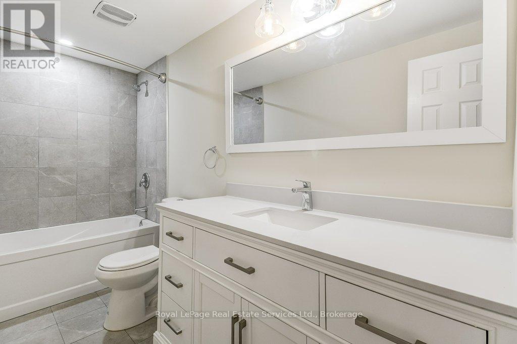












1225 CONSORT CRESCENT

,
Burlington (Palmer),




Ontario
L7M1J8

