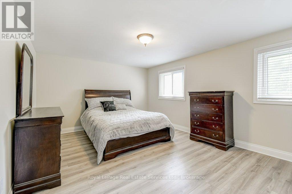 












1225 CONSORT CRESCENT

,
Burlington (Palmer),




Ontario
L7M1J8

