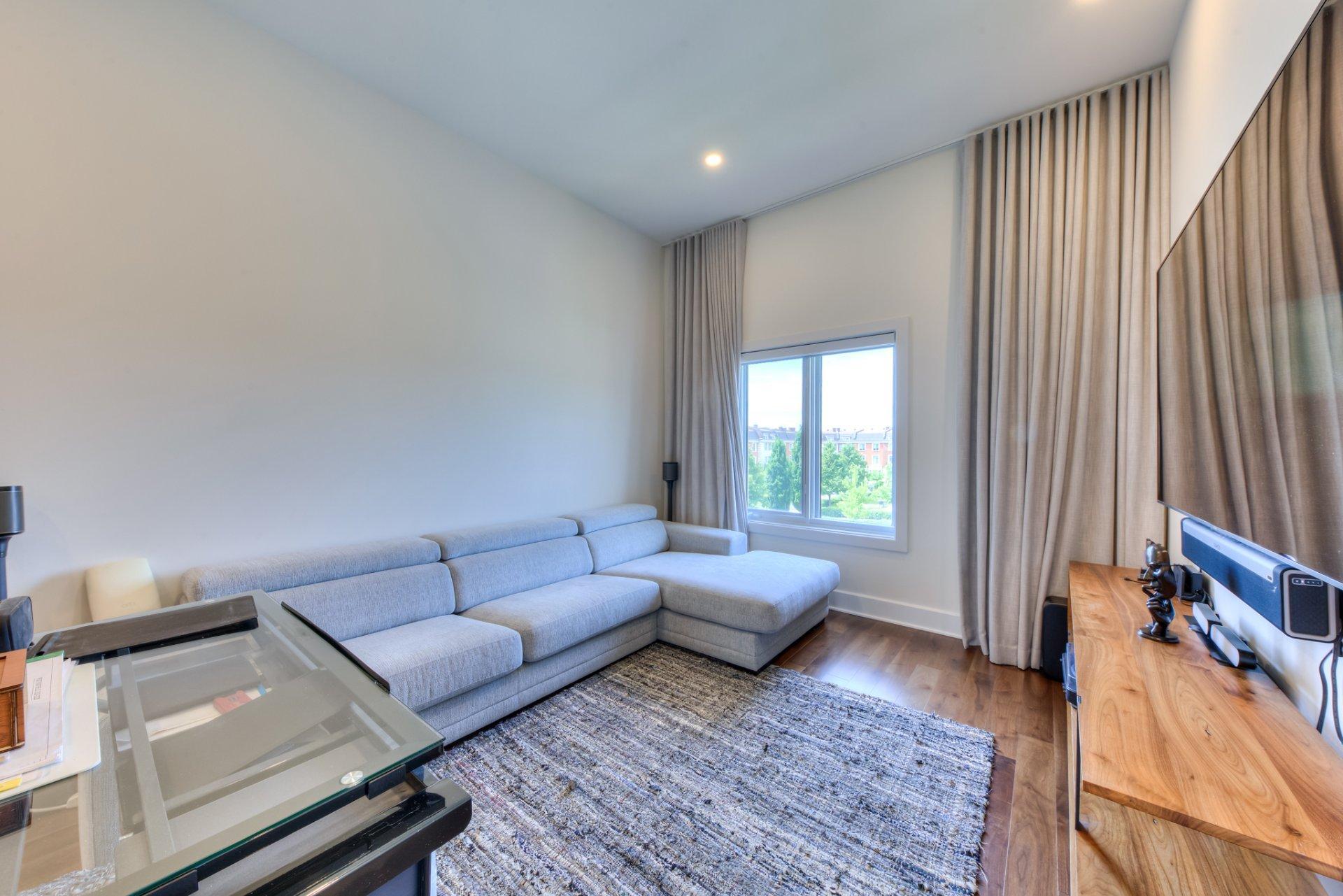 









2861


Rue de l'Écu

,
Montréal (Saint-Laurent),




QC
H4R3N2

