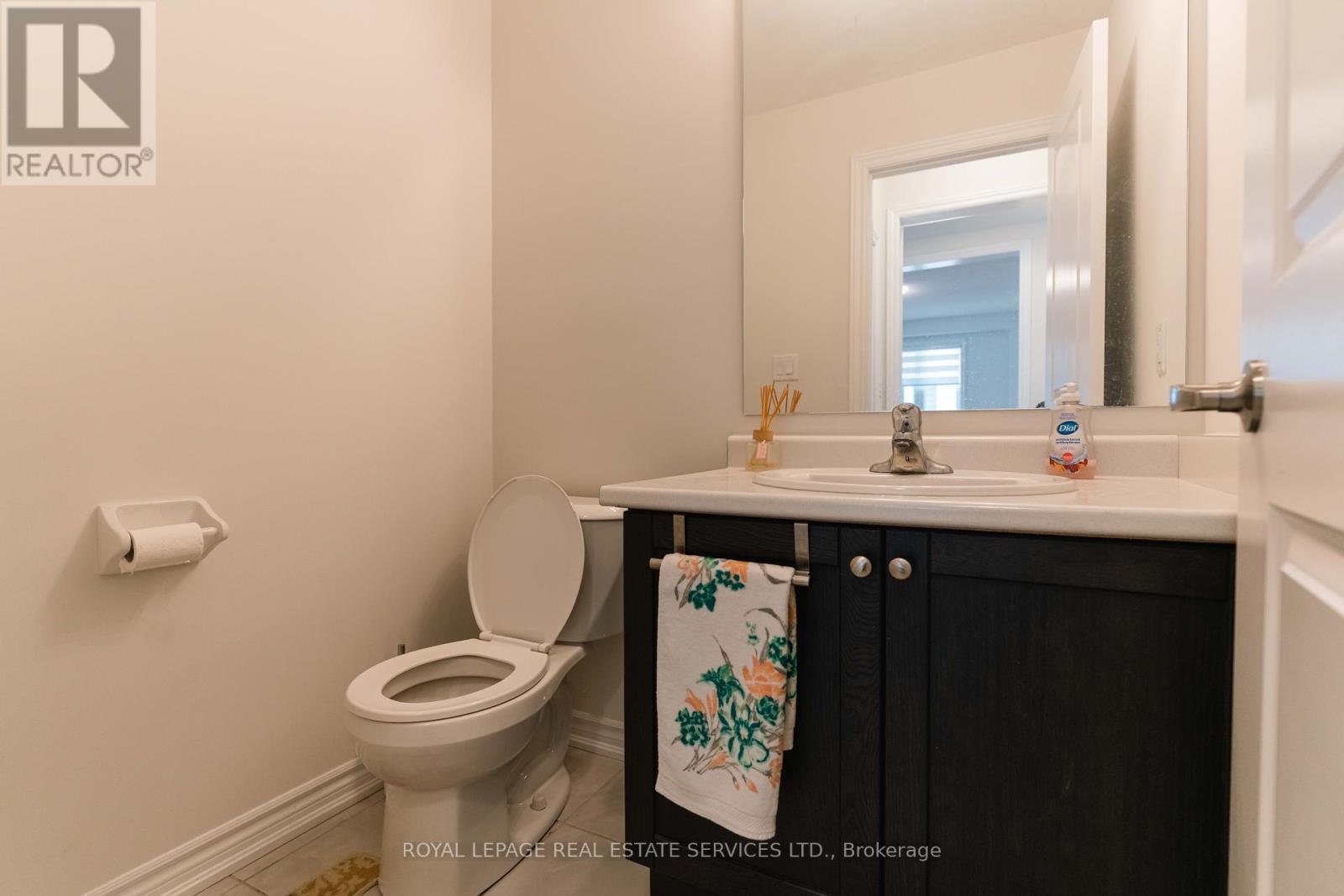












UPPER - 46 BANNISTER ROAD

,
Barrie,




Ontario
L9J0L7

