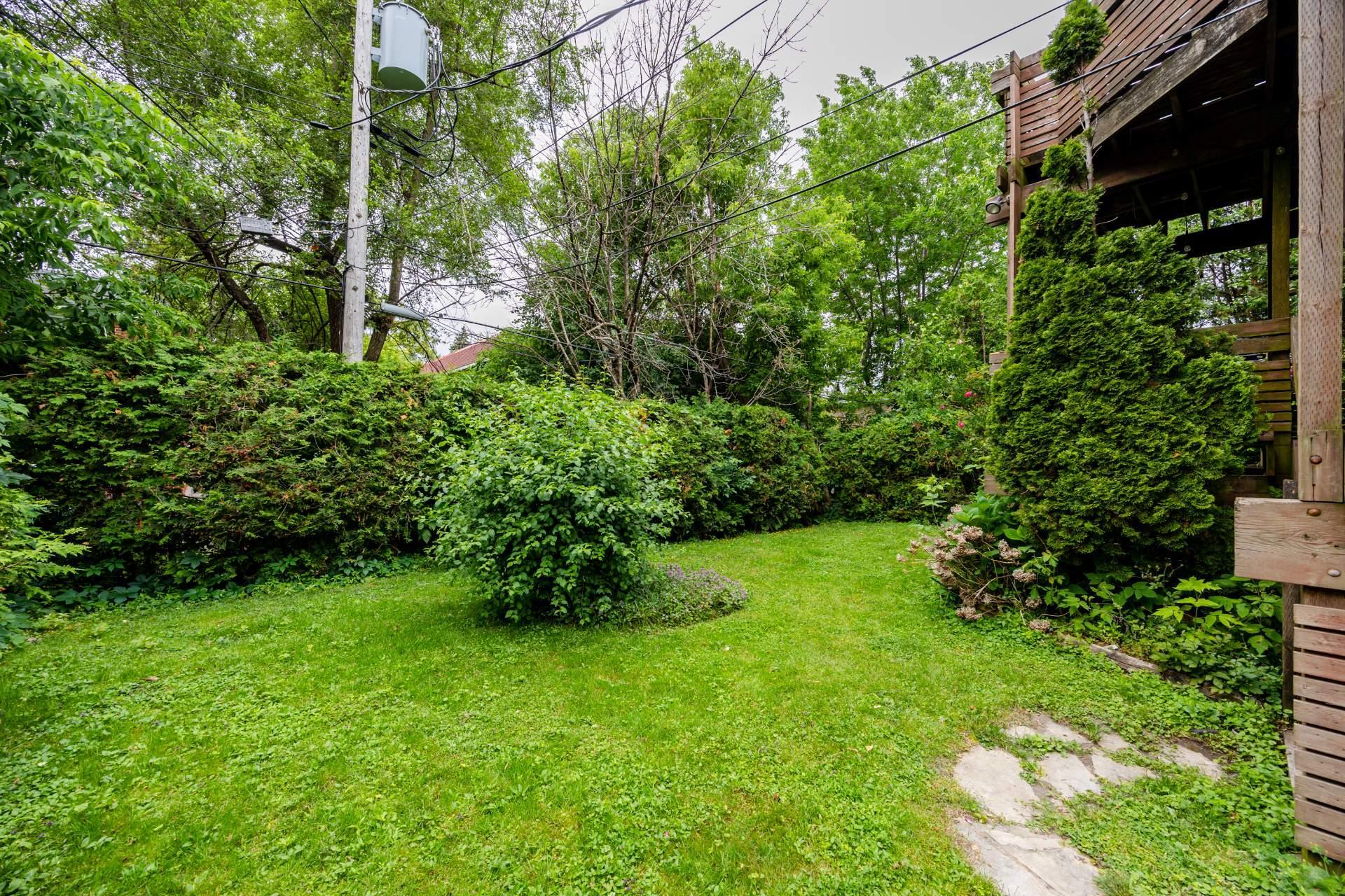 









5928

 - 5932


Av. McShane

,
Montréal (Côte-des-Neiges/Notre-Dame-de-Grâce),




QC
H3S2G3

