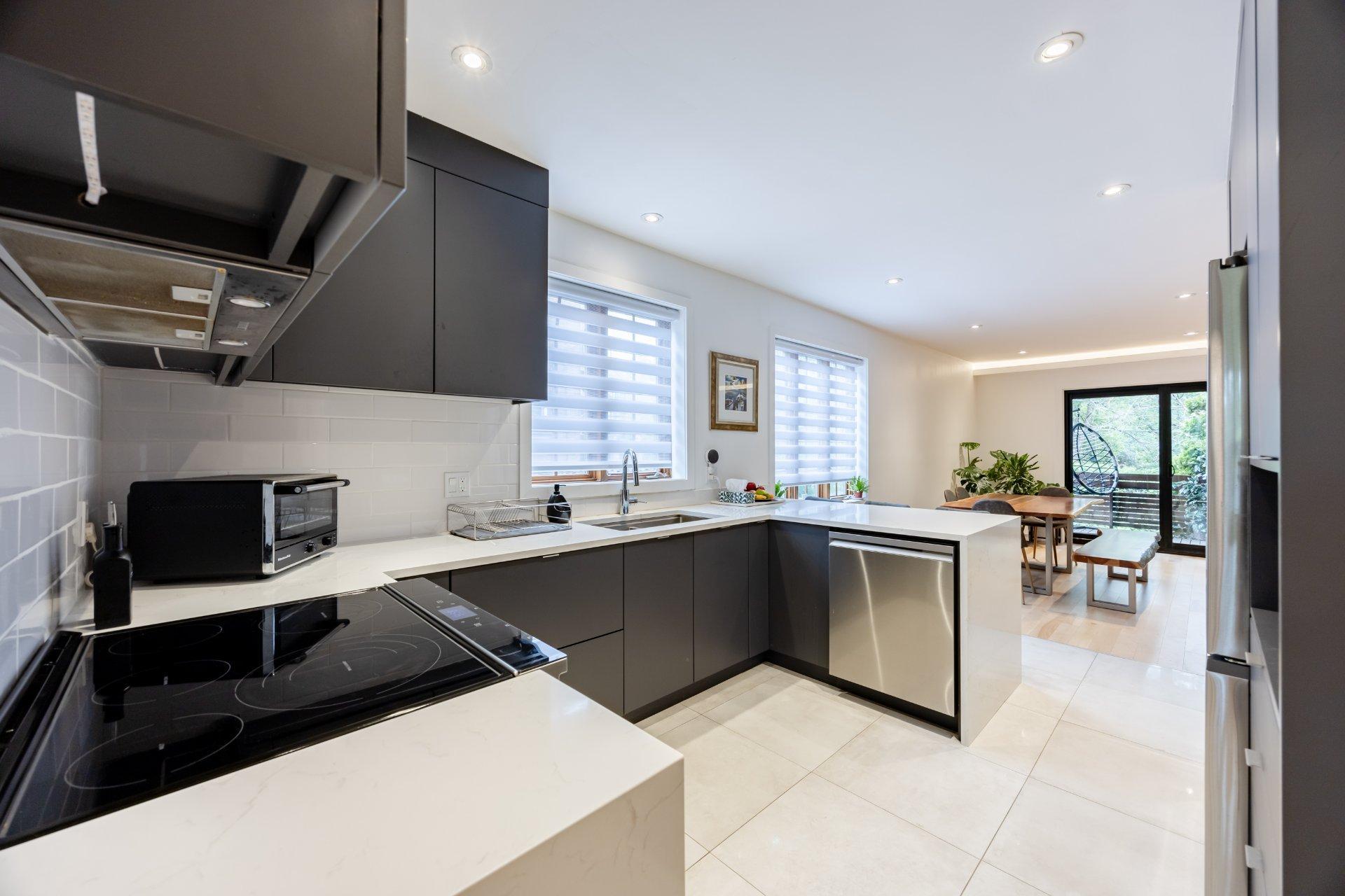 









5928

 - 5932


Av. McShane

,
Montréal (Côte-des-Neiges/Notre-Dame-de-Grâce),




QC
H3S2G3

