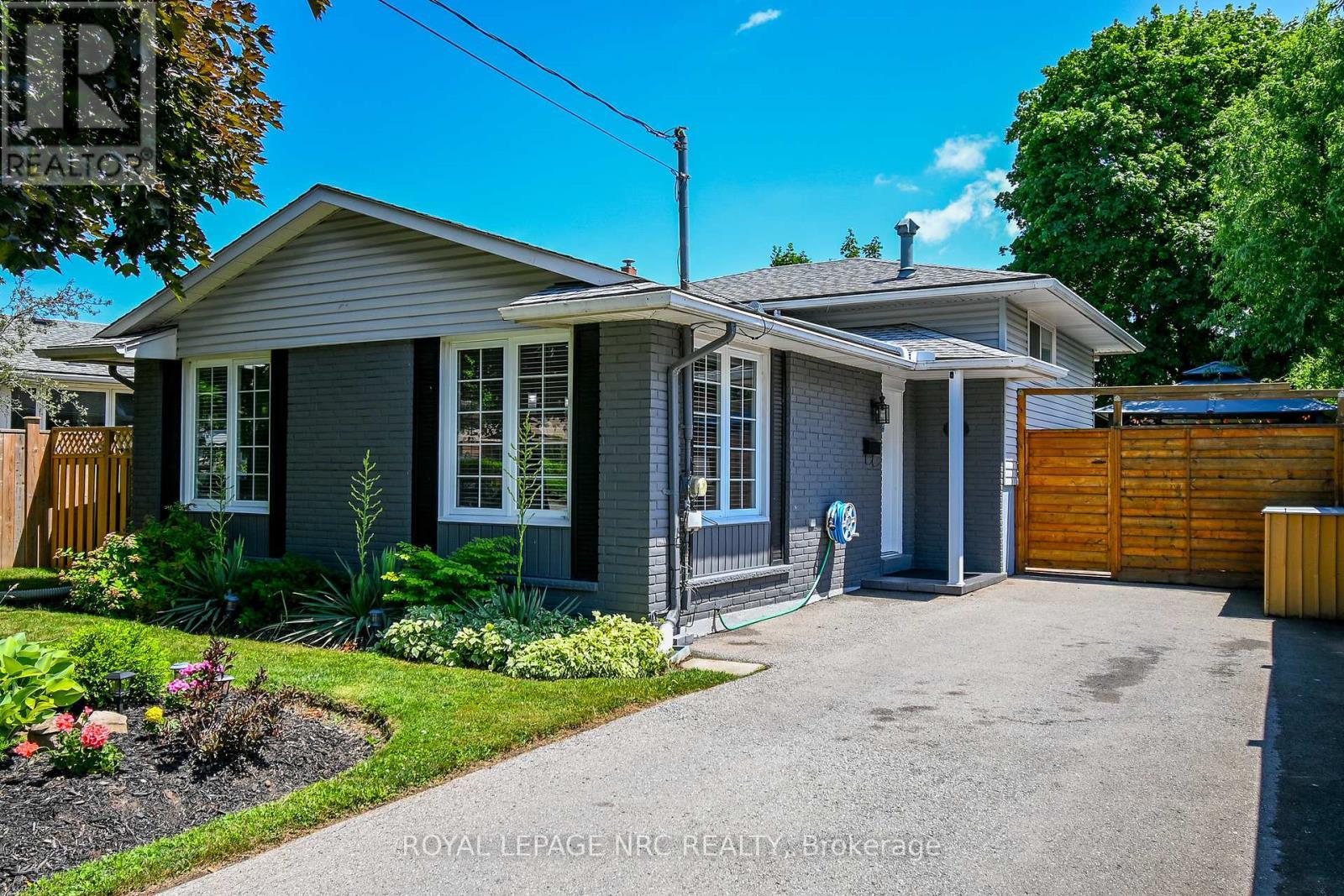 












56 PEARCE AVENUE

,
St. Catharines (Port Weller),




Ontario
L2M6N4

