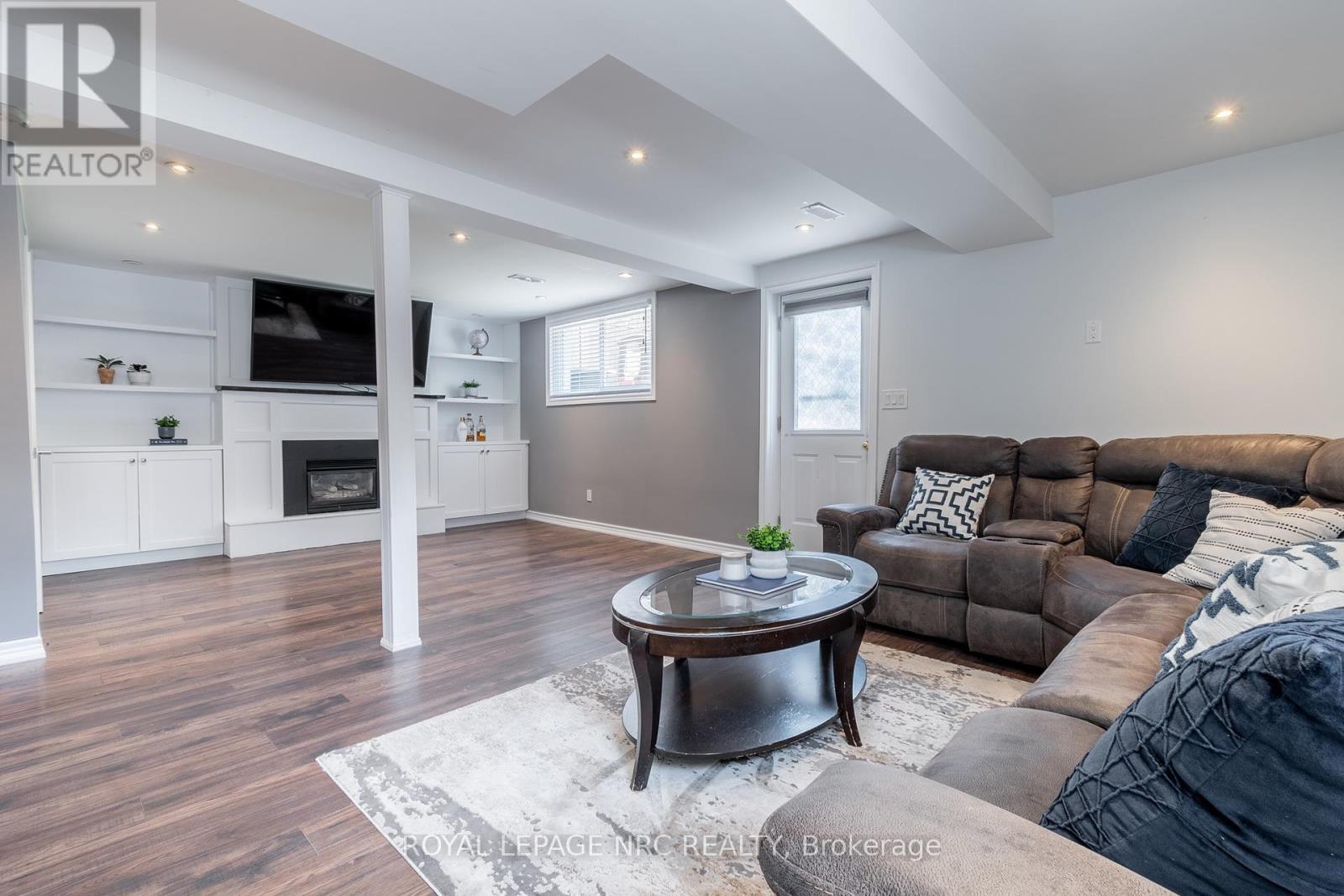 












56 PEARCE AVENUE

,
St. Catharines (Port Weller),




Ontario
L2M6N4

