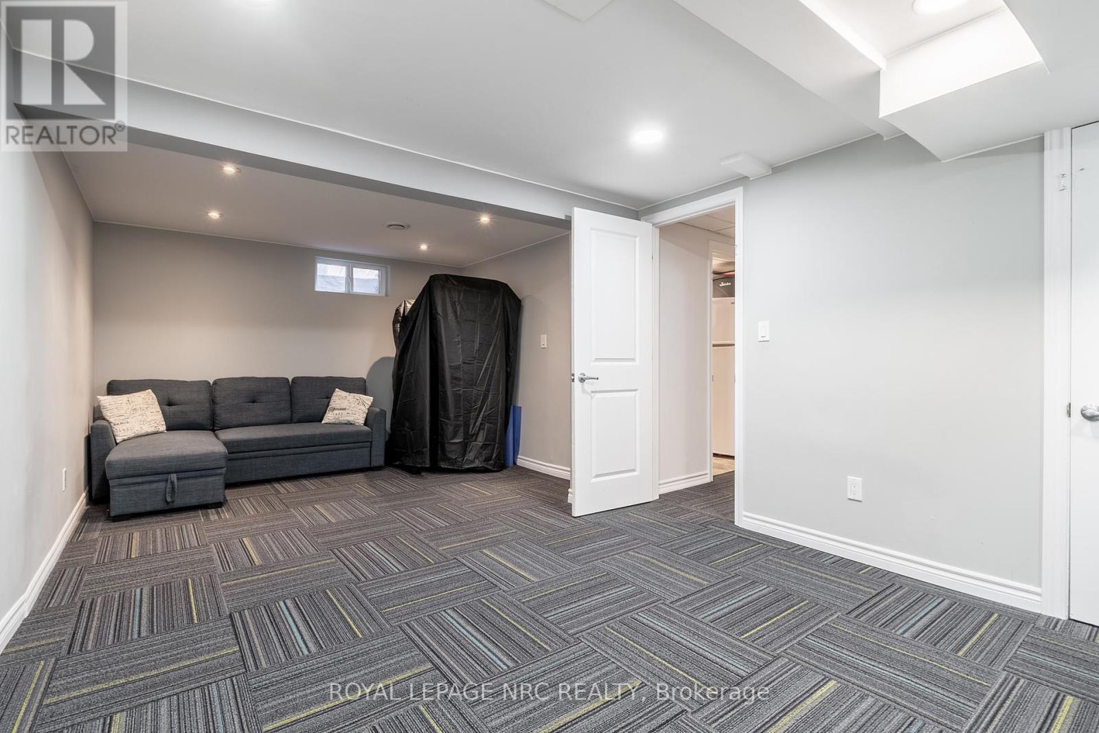 












56 PEARCE AVENUE

,
St. Catharines (Port Weller),




Ontario
L2M6N4

