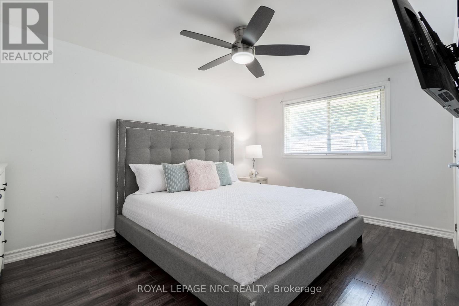 












56 PEARCE AVENUE

,
St. Catharines (Port Weller),




Ontario
L2M6N4

