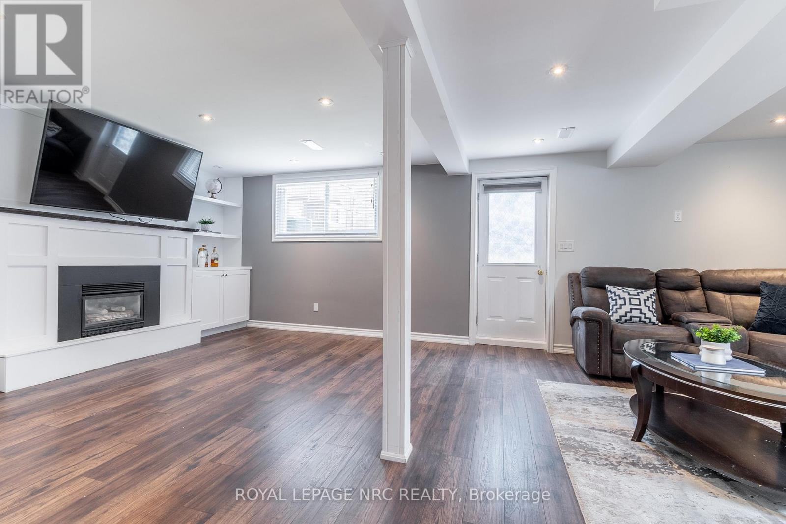 












56 PEARCE AVENUE

,
St. Catharines (Port Weller),




Ontario
L2M6N4

