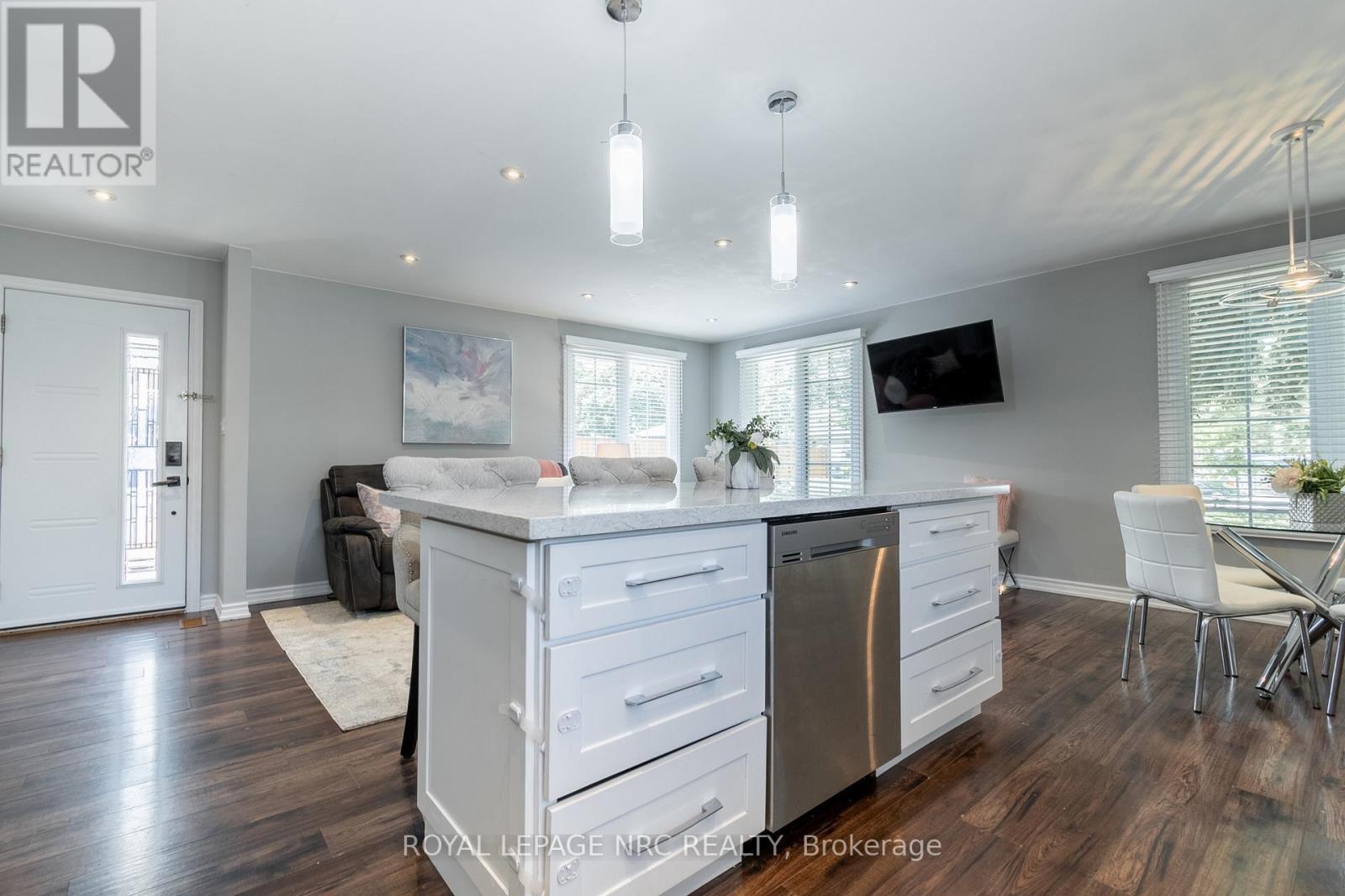 












56 PEARCE AVENUE

,
St. Catharines (Port Weller),




Ontario
L2M6N4


