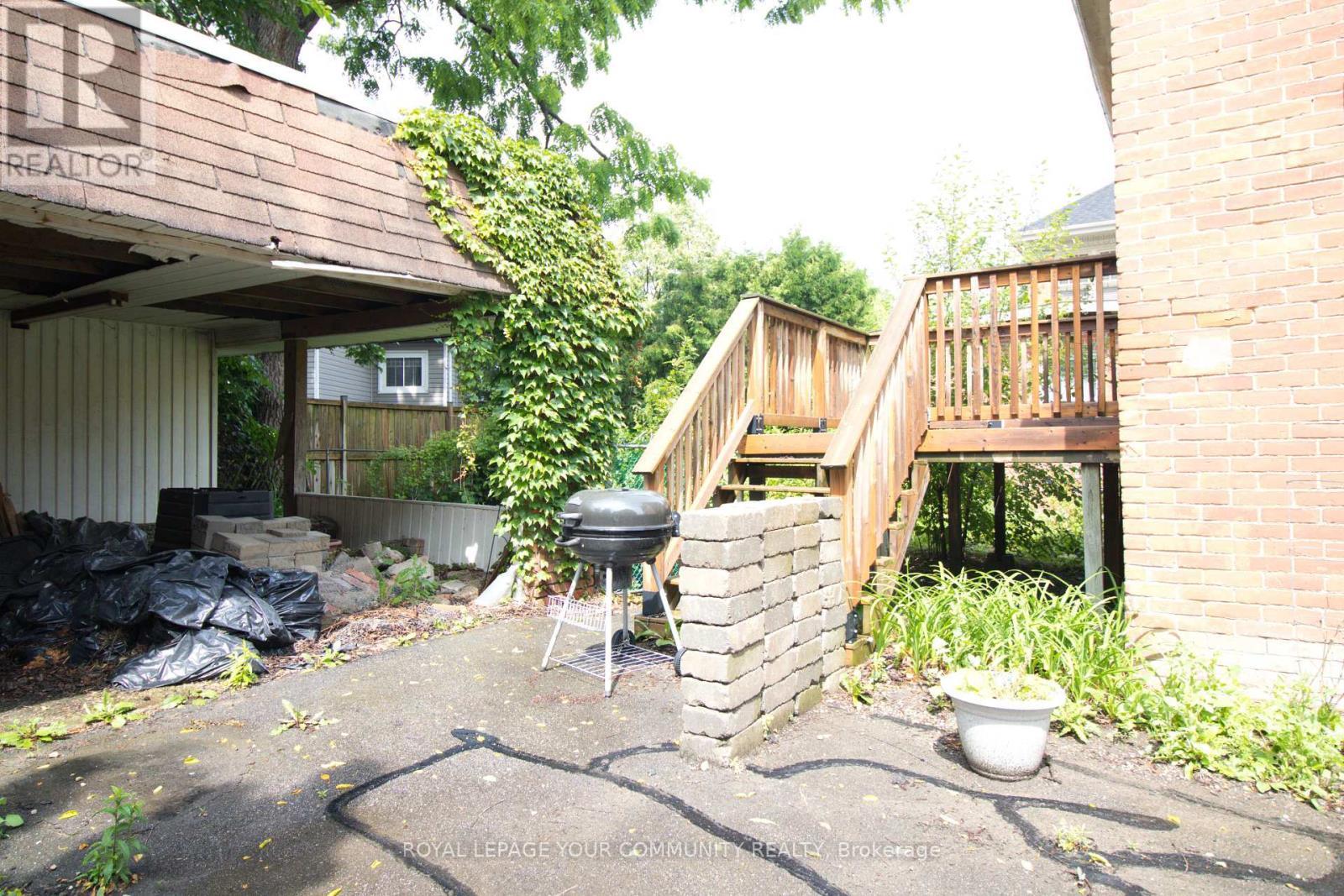 












16 WEST STREET

,
Chatham-Kent,




Ontario
N7M2R2


