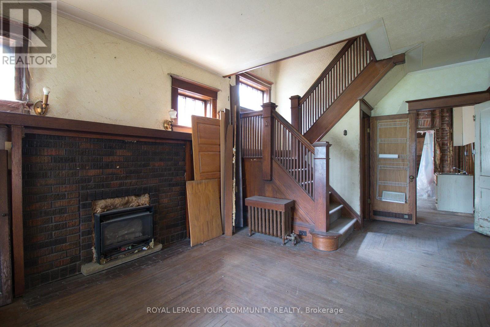 












16 WEST STREET

,
Chatham-Kent,




Ontario
N7M2R2

