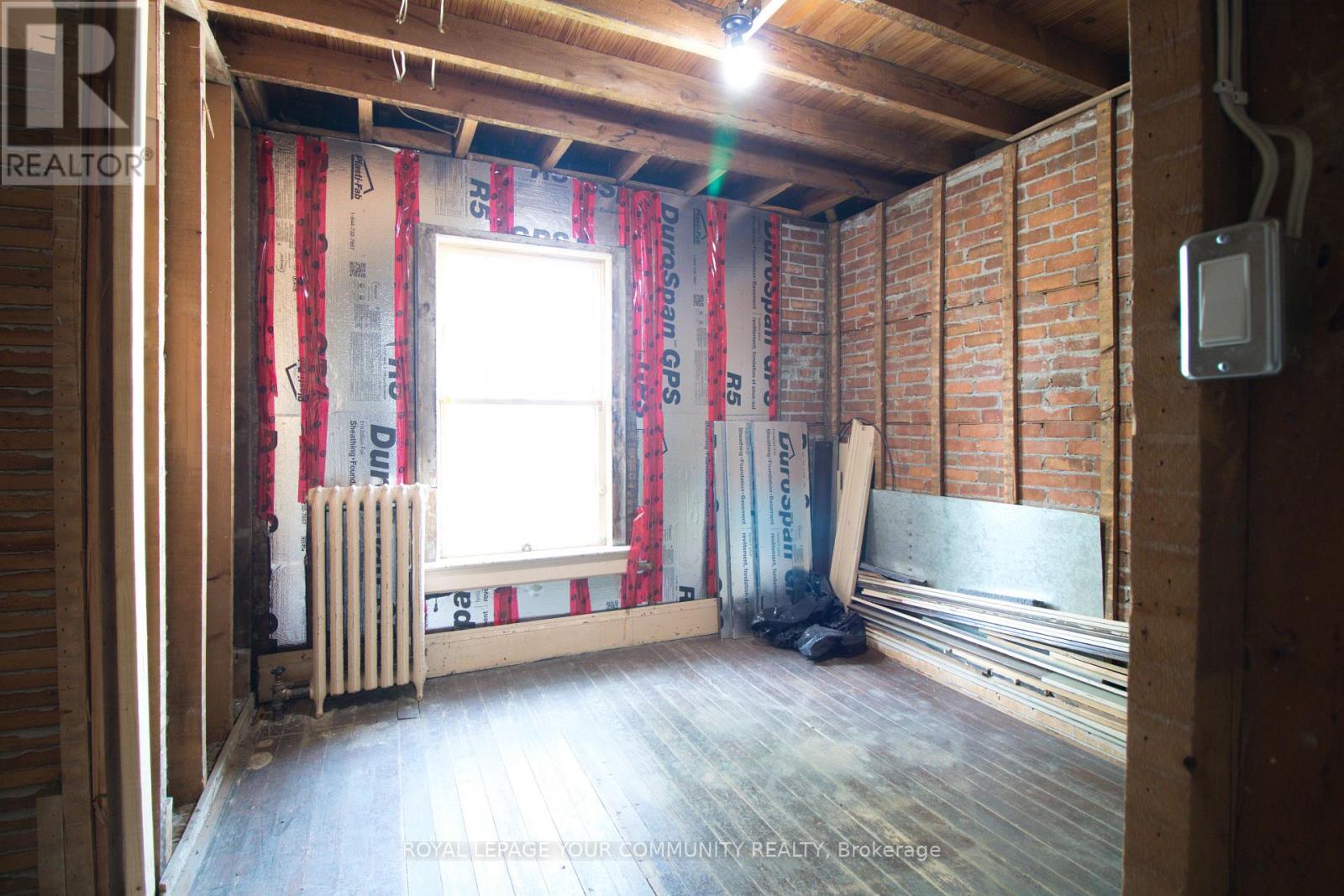 












16 WEST STREET

,
Chatham-Kent,




Ontario
N7M2R2

