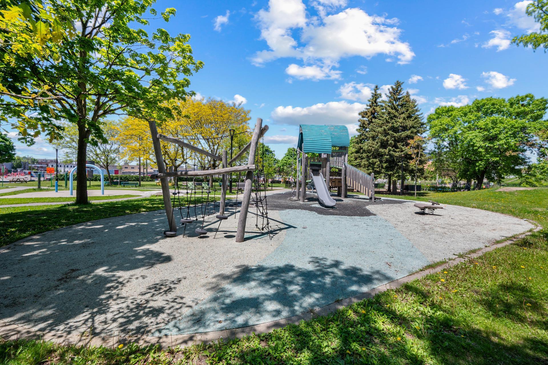 









3849


Rue Newmarch

, 1,
Montréal (Verdun/Île-des-Soeurs),




QC
H4G1G7

