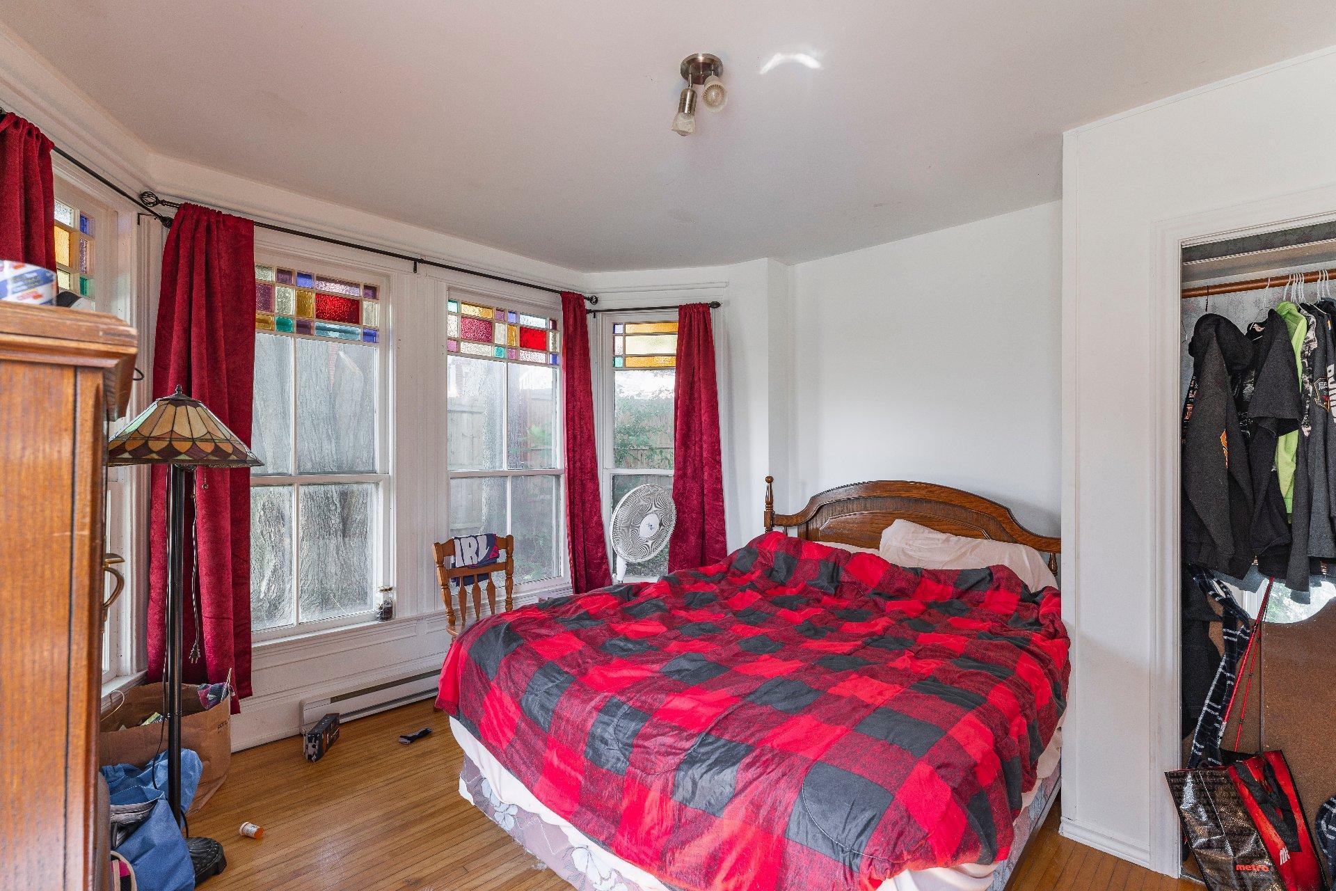 









817

 - 821


Rue Western

,
Waterloo,




QC
J0E2N0

