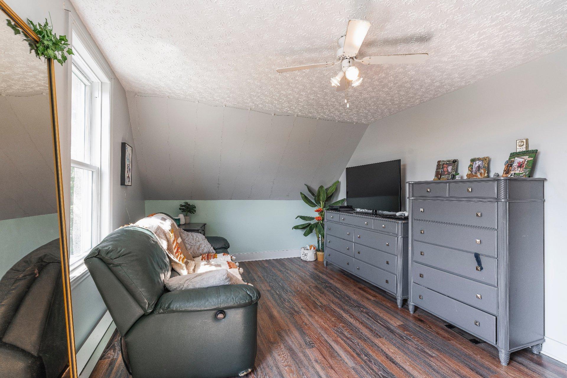









817

 - 821


Rue Western

,
Waterloo,




QC
J0E2N0

