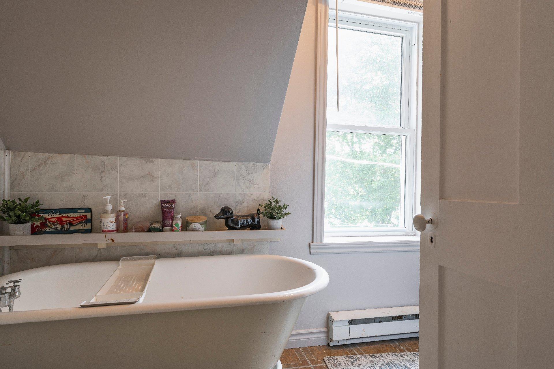 









817

 - 821


Rue Western

,
Waterloo,




QC
J0E2N0

