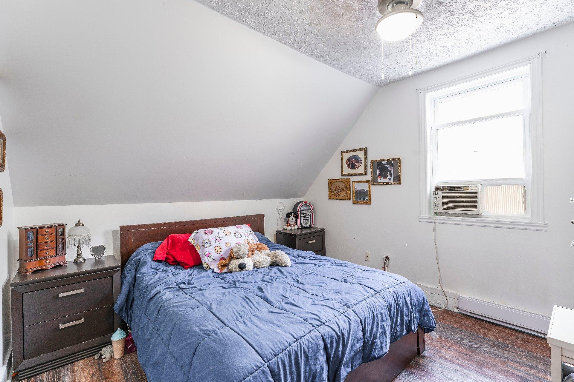 









817

 - 821


Rue Western

,
Waterloo,




QC
J0E2N0

