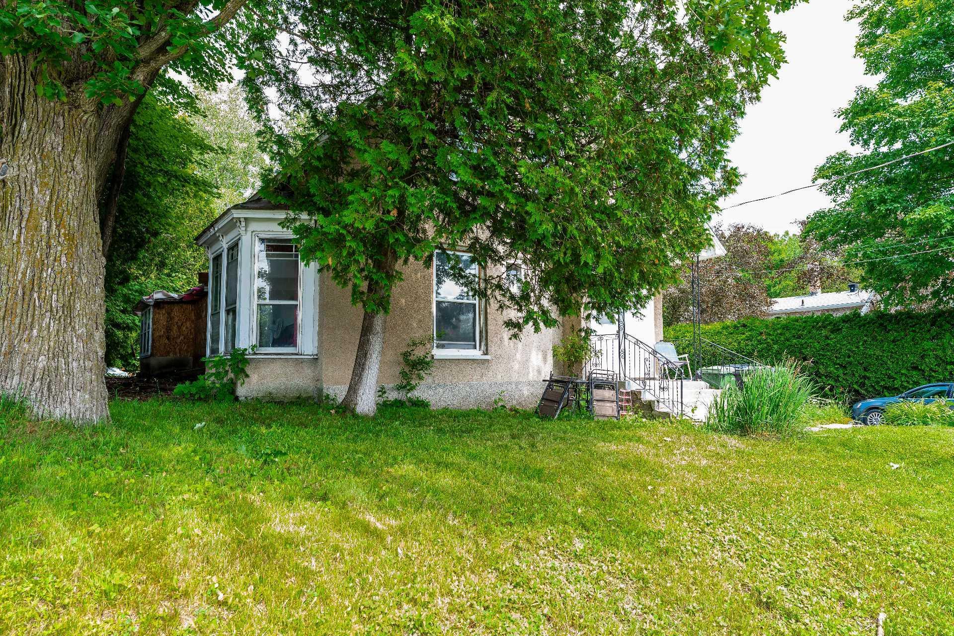 









817

 - 821


Rue Western

,
Waterloo,




QC
J0E2N0

