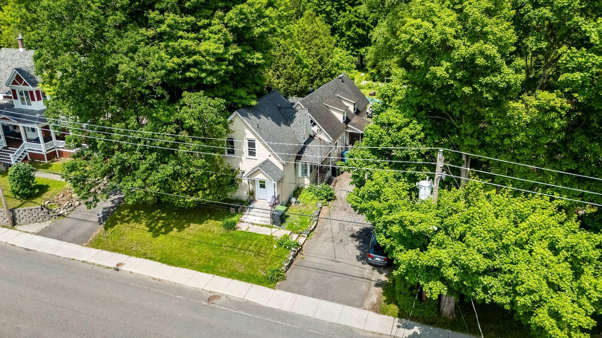 









817

 - 821


Rue Western

,
Waterloo,




QC
J0E2N0

