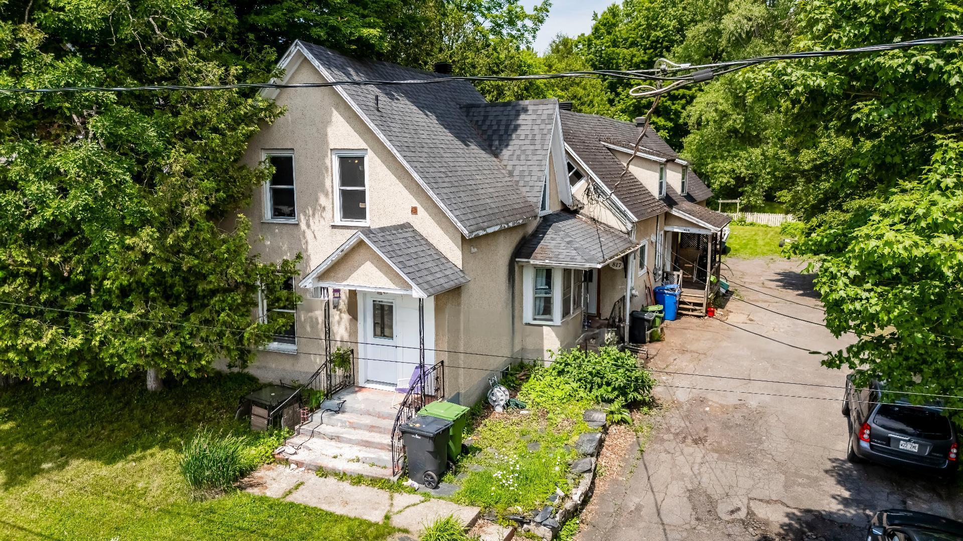 









817

 - 821


Rue Western

,
Waterloo,




QC
J0E2N0

