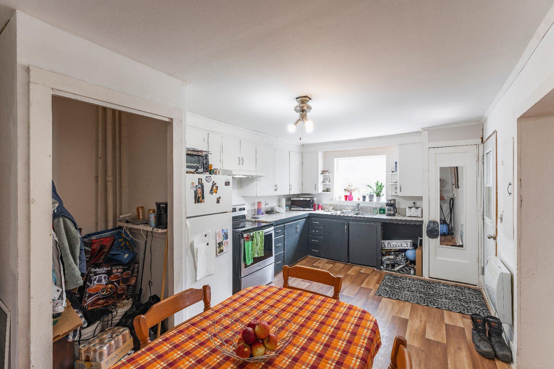 









817

 - 821


Rue Western

,
Waterloo,




QC
J0E2N0


