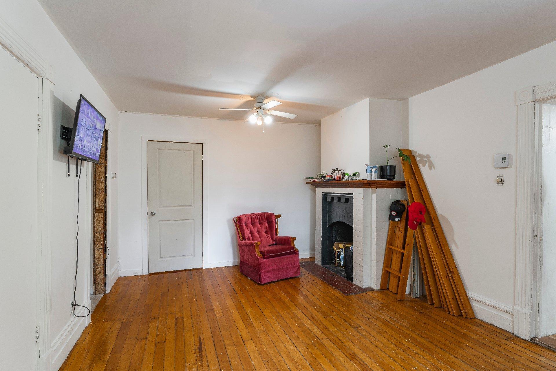 









817

 - 821


Rue Western

,
Waterloo,




QC
J0E2N0

