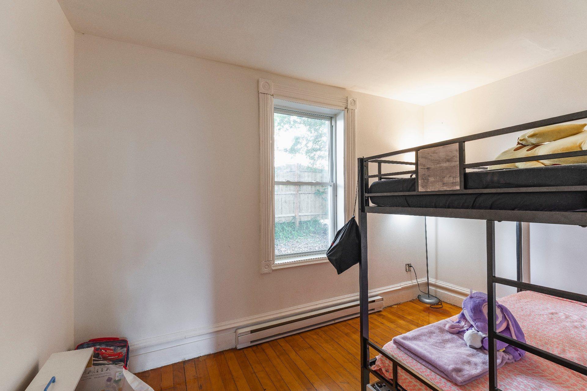 









817

 - 821


Rue Western

,
Waterloo,




QC
J0E2N0

