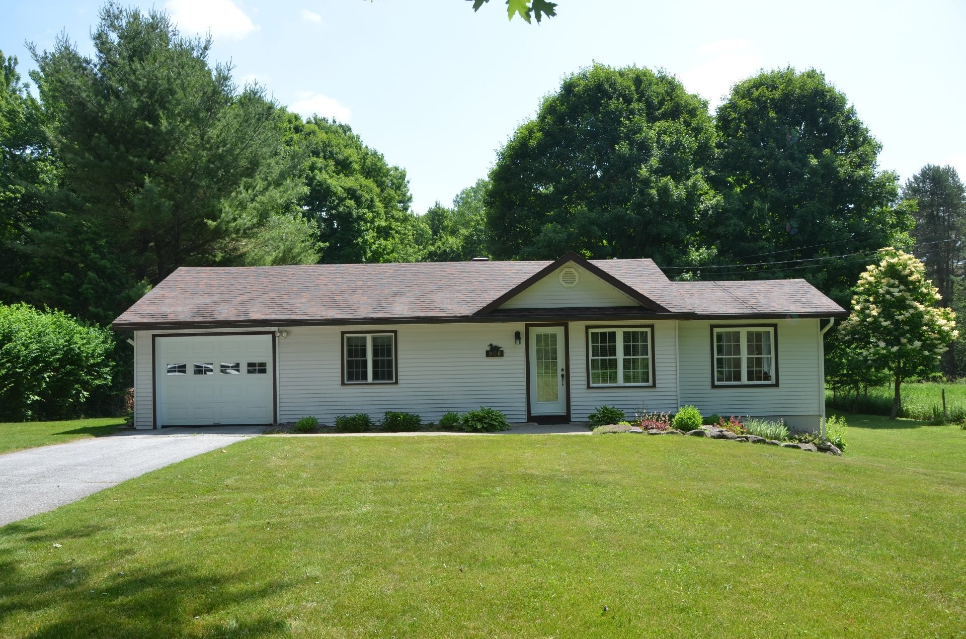 









908


Ch. Dutch

,
Saint-Armand,




QC
J0J1T0

