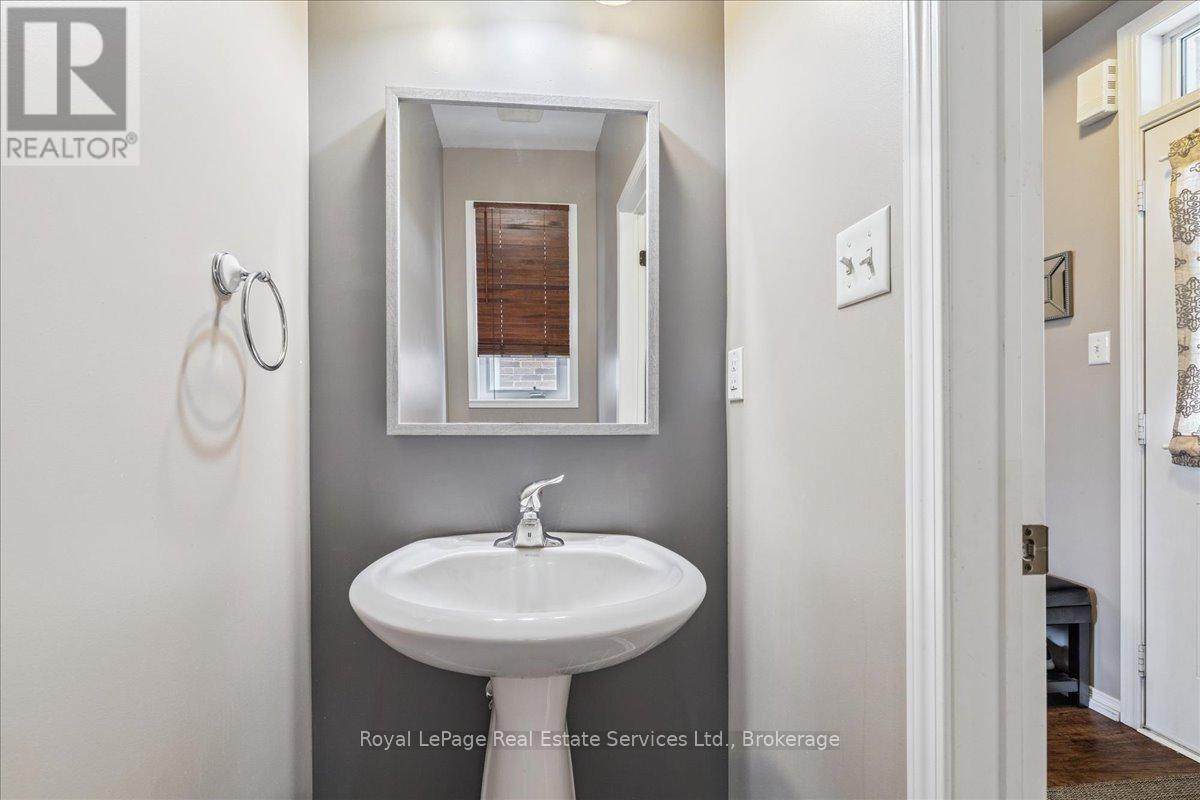 












64 NEWPORT CRESCENT

,
Hamilton (Crerar),




Ontario
L9A0B2


