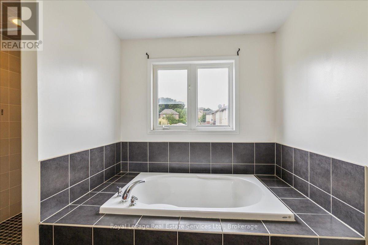 












64 NEWPORT CRESCENT

,
Hamilton (Crerar),




Ontario
L9A0B2


