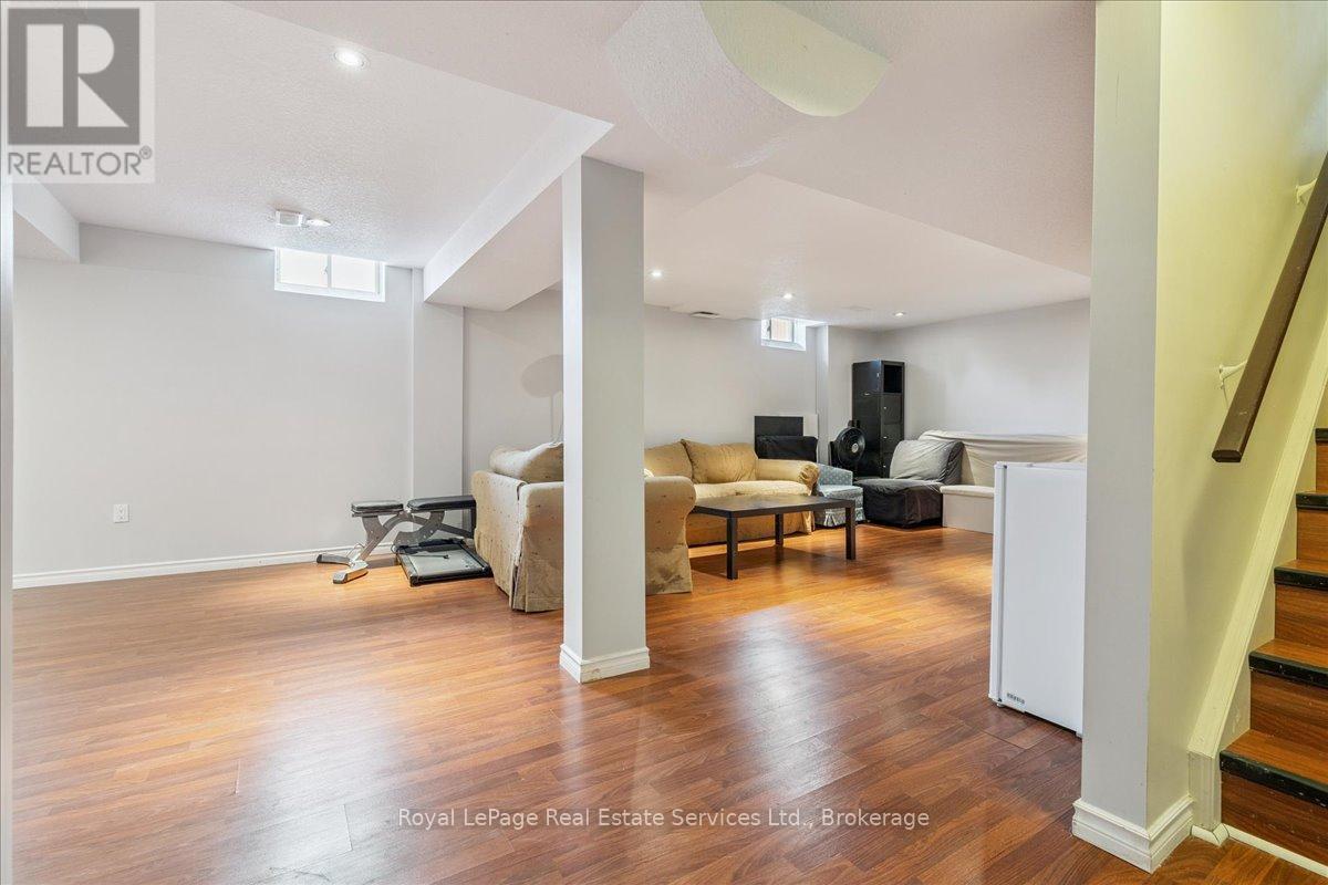 












64 NEWPORT CRESCENT

,
Hamilton (Crerar),




Ontario
L9A0B2

