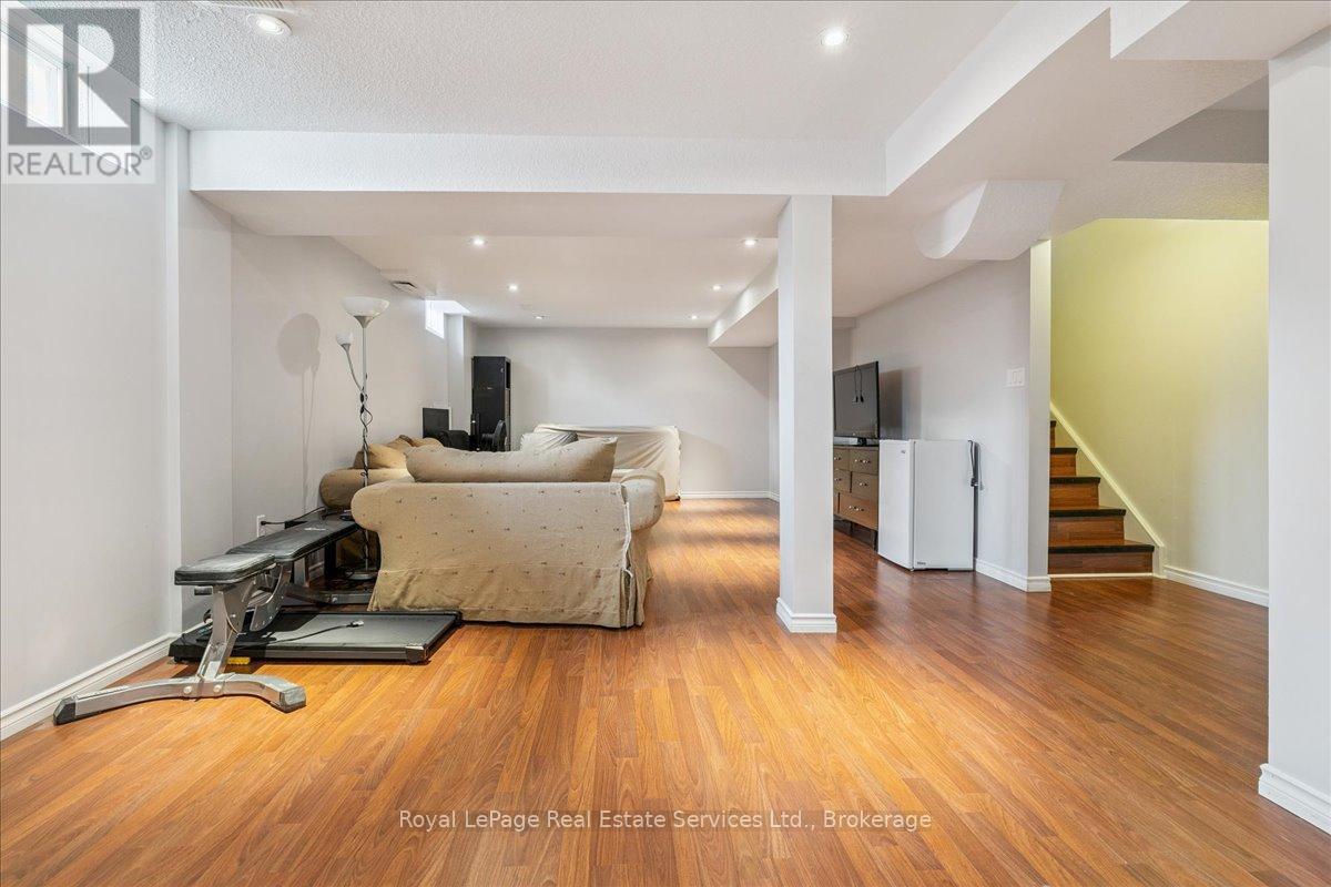 












64 NEWPORT CRESCENT

,
Hamilton (Crerar),




Ontario
L9A0B2

