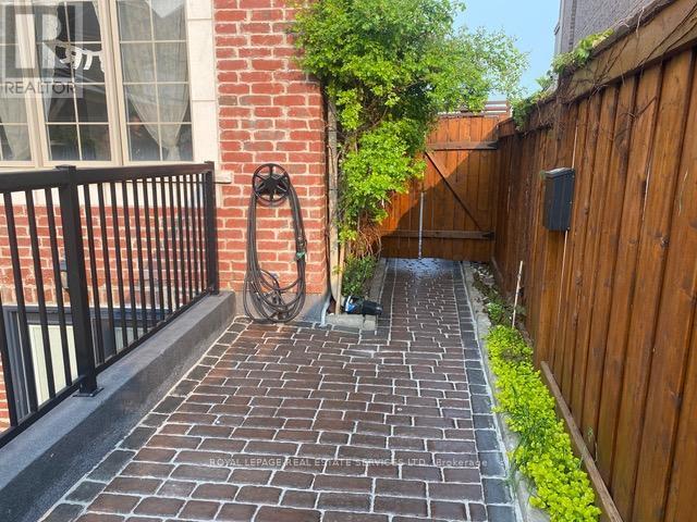 












28 LACROSSE TRAIL

,
Vaughan,




Ontario
L4H4S8

