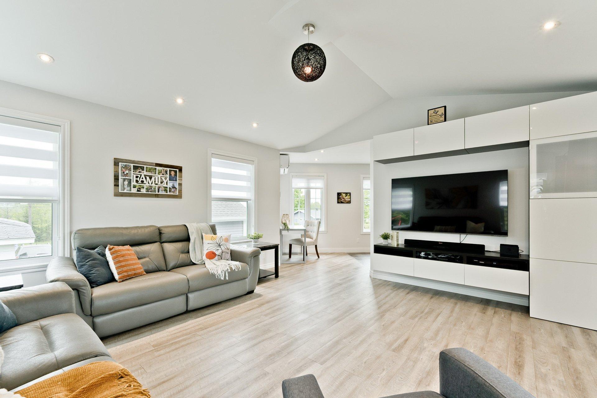









227


Rue du Vicaire-Morin

,
Coaticook,




QC
J1A2X4

